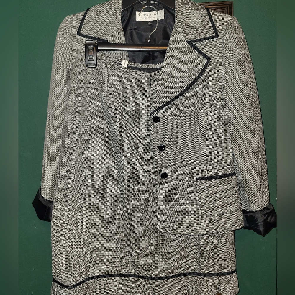 Tahari by Arthur S. Levine skirt suit